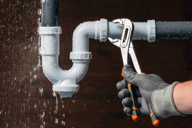 Professional Emergency Plumber technician working in Adelphi, OH